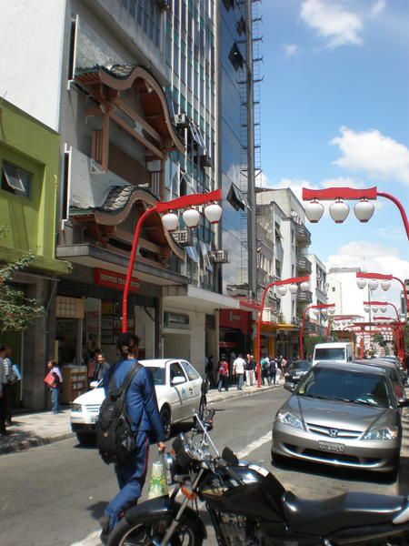 Folle métropole : São Paulo avec ses quelques poumons verts et son artère célèbre, son marché couvert, ses musées d'art et son histoire...