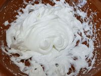 3 - Monter les blancs d'oeufs en neige ferme. Incorporer délicatement au melon mixé. Placer 4 grosses billes de pastèque dans le fond de chaque verre ou verrine (en garder 4 pour la décoration), recouvrir de préparation au melon et placer au réfrigérateur pour au moins 4 heures. Les billes de pastèque vont donner du jus, et la mousse de melon va prendre. Au moment de déguster, parsemer de verveine ciselée (ou menthe) et décorer chaque verrine en y déposant une petite brochette de billes de pastèque et myrtilles. 