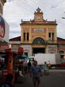 Chic et populaire à la fois, cette "Paris des Tropiques", au coeur de l'Amazonie, enchante par ses vestiges de la Belle Epoque cachés derrière une effervescence colorée et métissée. Beauté des traits indiens dans la cohue du quotidien, traces 