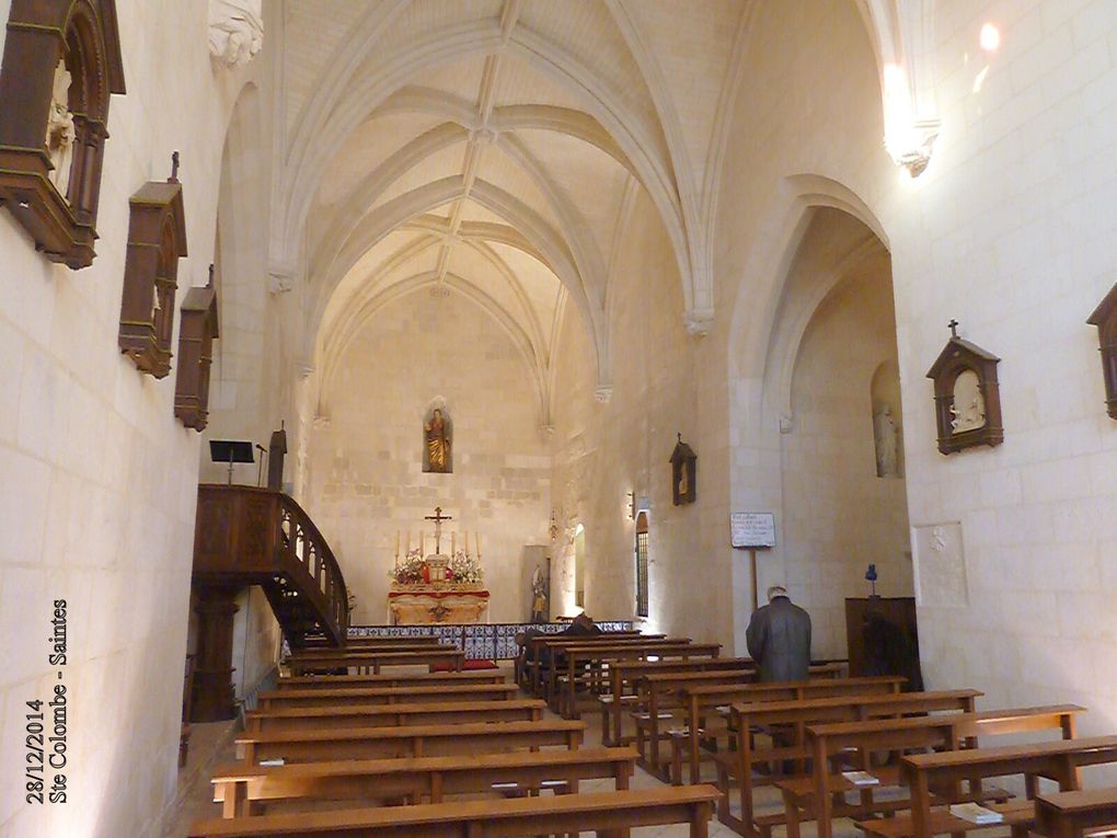 Ste Colombe en sa .... représentation de pierre... dissimulée dans l'édifice. L'auteure. La nef de la bien humble et très magnifique église intra-muros en son temps et réaffectée au culte depuis quelques années.