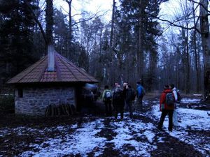 La Cabane des trois forestiers que je voulais découvrir depuis longtemps après l'avoir reconnu dans un reportage (voir ci-dessous). Nelly nous offre l'apéro. Merci.