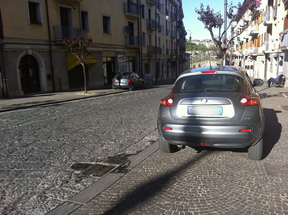 Varchi ostruiti o non allineati, file di auto in divieto di sosta e fermata o sulle strisce pedonali, marciapiedi invasi da auto o immondizia che esonda dai cassonetti, voragini sui marciapiedi ... come possono marciare le rotelle?