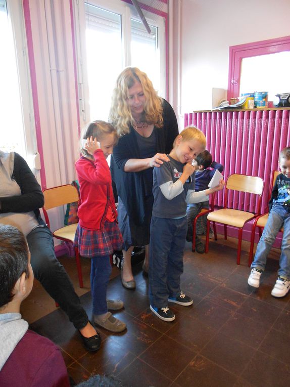 Dorothée P., auteur jeunesse, a réalisé une animation pédagogique auprès de toutes les classes. Les photos avec les CP de Mme Gamelin.