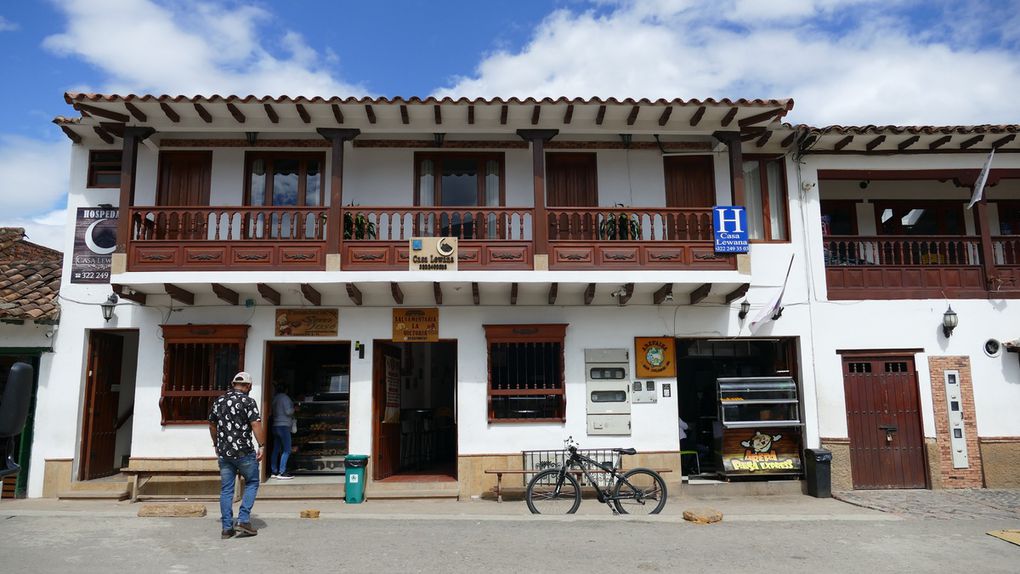 MAISONS DE STYLE COLONIAL D'EPOQUE ET LES RUES PAVEES