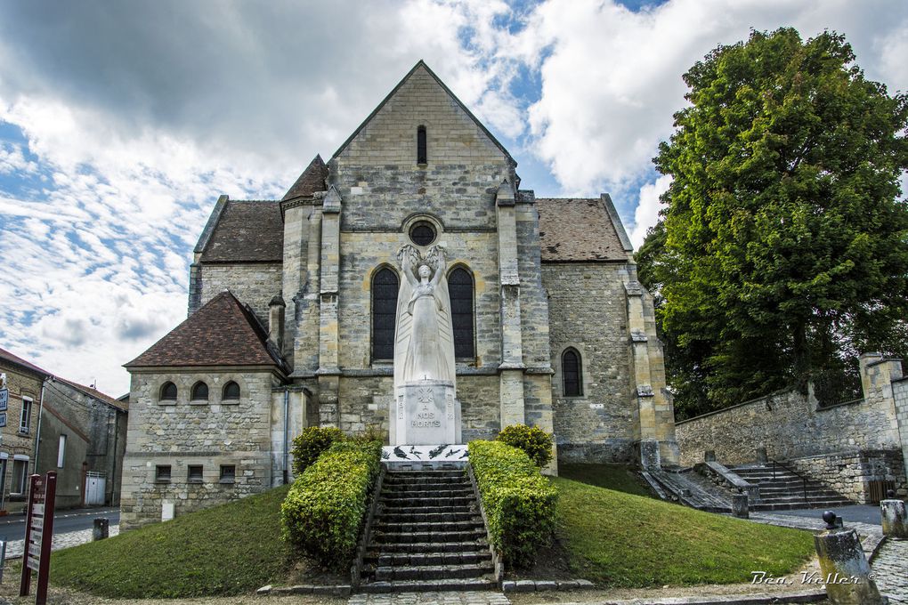 Vue générale, derrière l'église. Cliquez sur les photos.