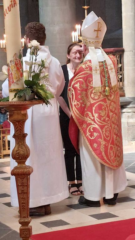 Bérangère et Christelle, deux adultes de la paroisse de la Ste Famille confirmées par Mgr Beaumont à Moulins le jour de Pentecôte