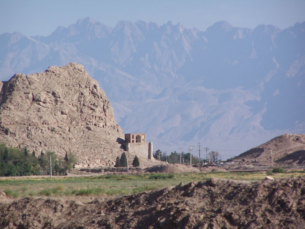 Voyage d'un mois dans ce pays enchanteur qu'est l'Iran, oui nous avons passé des jours géniaux ... difficile à croire mais rarement nous avons ressenti une impression de liberté aussi grande ! Et oui même les filles !