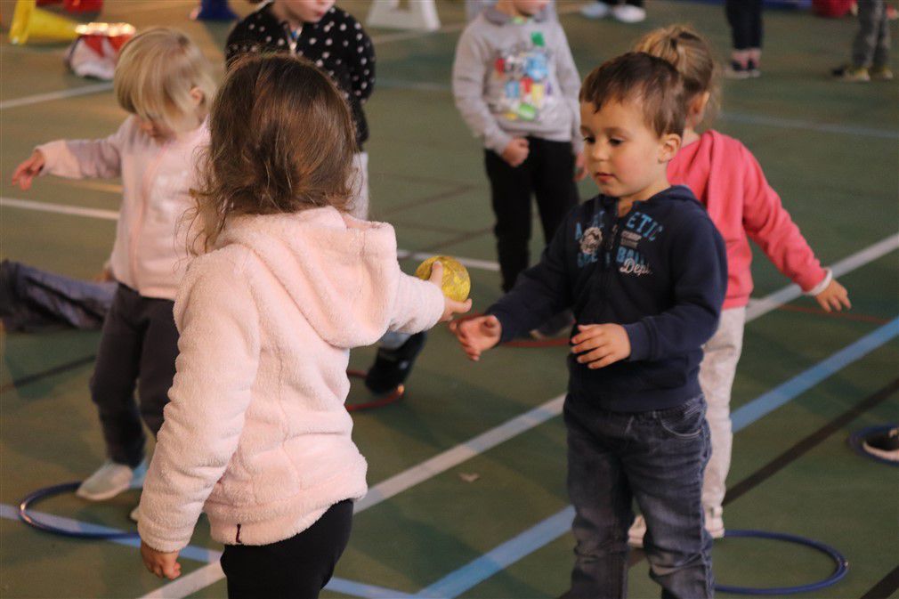 Rencontre sportive en maternelle