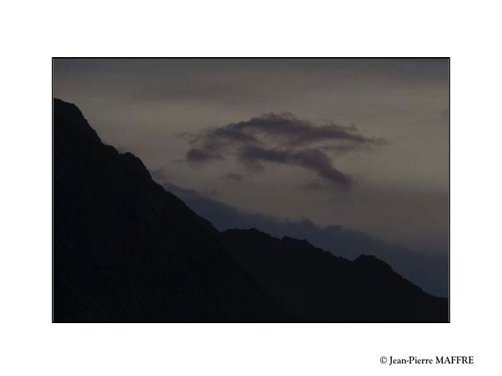 On a tous tendance à trouver des formes connues dans les nuages ou sur les rochers. Notre cerveau cherche toujours à les associer à celles qu'il a déjà mémorisées.