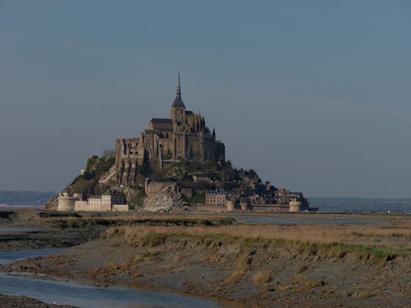 Le Mont St Michel depuis le barrage sur le Couesnon