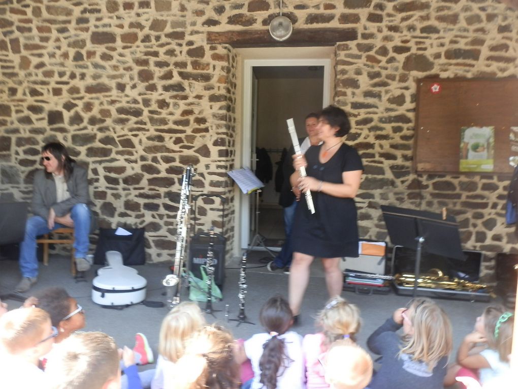 Les musiciens sont venus présenter leur instruments.