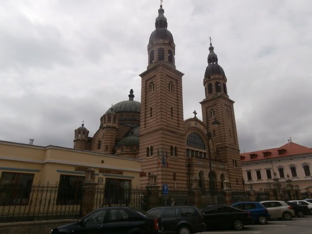 La ville de Sibiu, très séduisante, superbement restaurée et conservée malgré les Ceaucescu, ville bastion de la culture allemande, beaucoup d 'échanges avec les allemands qui la fréquente nombreux et la nomment encore Hermannstadt. Sur les toits ; lucarnes en forme d amande appelées "les yeux de Sibiu ". Sa Cathédrale ortodoxe  Sfanta Treime ressemble à "Sainte Sophie" d Istanbul. Les premiers saxons sont arrivés dans la région au XII siècle. On y parle aussi  allemands 