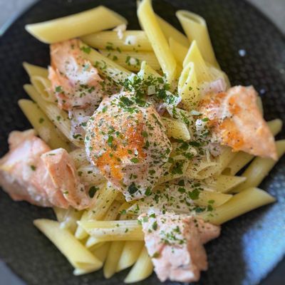 Penne au saumon à la crème citronnée 