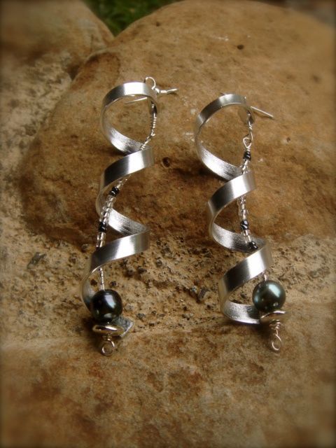 Boucles d'oreilles en aluminium et perle de Tahiti.