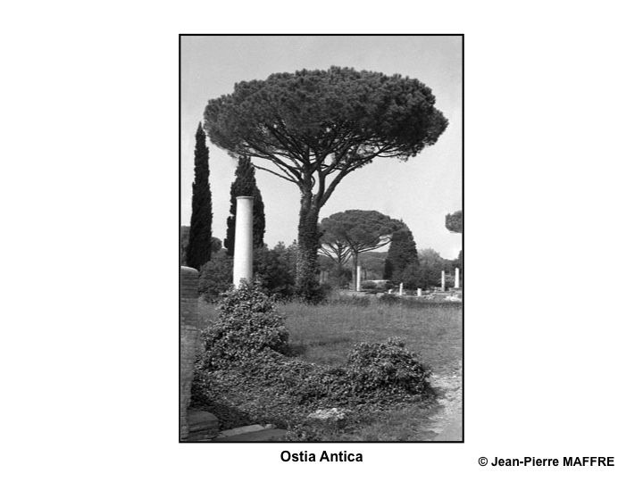 En 1979 voici le Colisée et ses environs en noir et blanc, ombres et lumières.