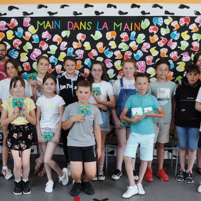 Remise d'un bon d'achat aux futurs collégiens.