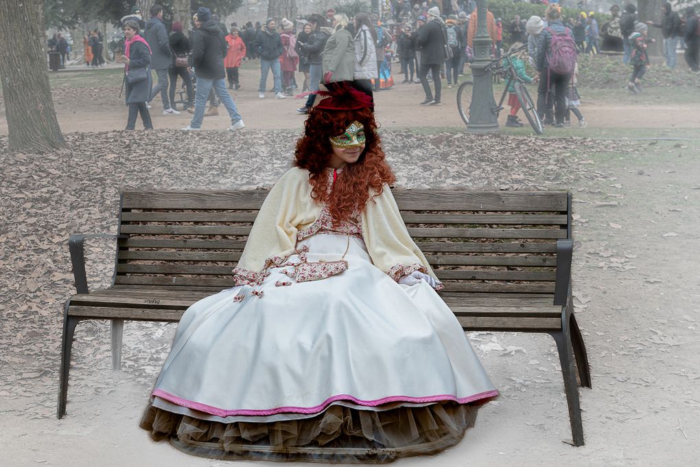 Jeune fille sur un banc