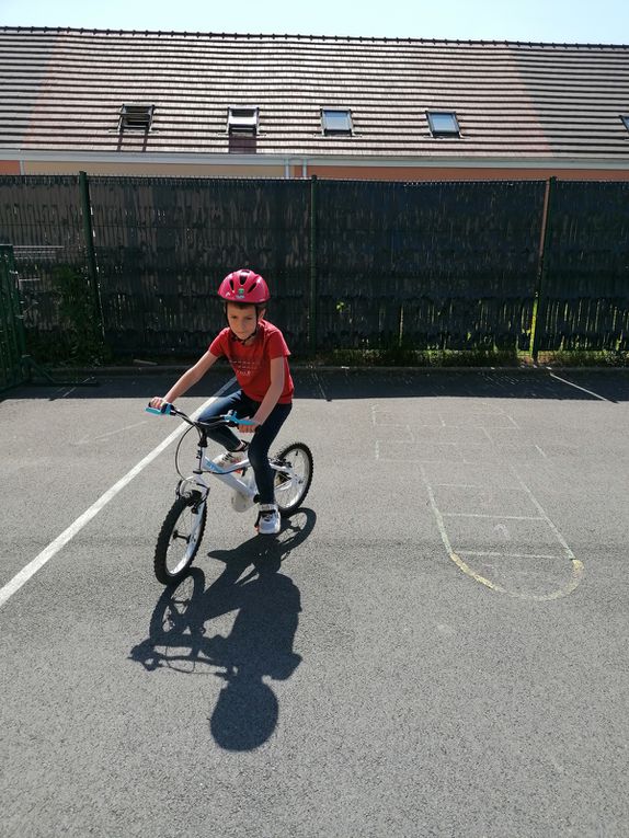 Savoir rouler à vélo : 3ème séance d'apprentissage : vérifier son vélo et respecter la signalisation. 