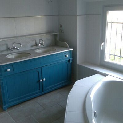 Meuble de salle de bain sous vasques relooké "blue levis" patiné. Réalisé sur commande.