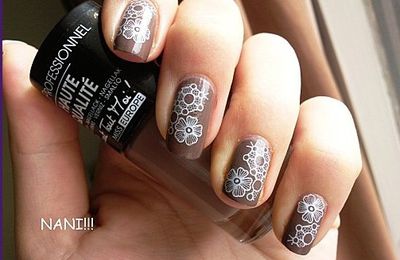 Nail art fleurs et dentelles par Nani :