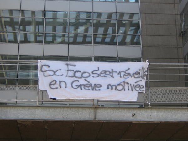 <p><strong>LA GREVE A LA FAC DE SC ECO MONTP1....</strong></p>
<p>Vous verrez d'abord que la gr&egrave;ve a &eacute;t&eacute; le r&eacute;sultat d'un <strong><em>processus d&eacute;mocratique,</em></strong> puis d&eacute;couvrirez quelques un des <em><strong>acteurs de la mobilisation,</strong></em> vous verrez les choses qui ont &eacute;t&eacute; faites : <strong><em>diffusion information, organisation de d&eacute;bats, asembl&eacute;es g&eacute;n&eacute;rales, participation aux &nbsp;manifest