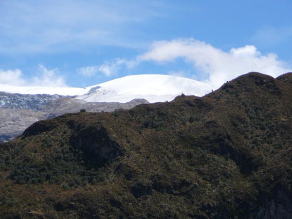 <p>Le nevado del Ruiz est un volcan encore en activit&eacute; &agrave; 5321 msnm avec 2 crat&egrave;res, la Olleta (en photo) et el Alto la Pira&ntilde;a. Le 13 novembre 1985, apr&egrave;s quelques jours d&rsquo;activit&eacute;s, une avalanche de boue due &agrave; la fonte du glacier va ensevelir le village d&rsquo;Armero laissant plus de 25 000 morts. Depuis, tout est relativement calme mais ce volcan est toujours consid&eacute;r&eacute; en activit&eacute;. Il est devenu une attraction touristi