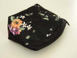 Trousse noire fleurie avec haut arrondi