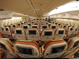 La conception du très gros porteur d'Airbus a couté 8 milliards d'euros. Véritable géant du ciel, il peut transporter 50% de passagers en plus que son concurrent chez Boeing. Il a un rayon d'action qui dépasse les 15 000 km ce qui lui permet de rallier des villes comme New York et Hong Kong sans escale ! 