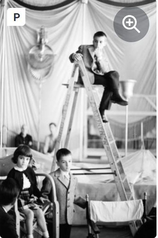 Mother / daughter sweet relationship: Elizabeth Taylor plays with Liza Todd while her two sons, Michael Jr. and Christopher Wilding are playing on a ladder.