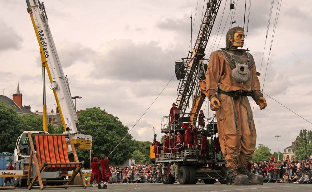 La petite géante du Titanic et le scaphandrier - Nantes 2009 Royal de Luxe - Journee 2 
