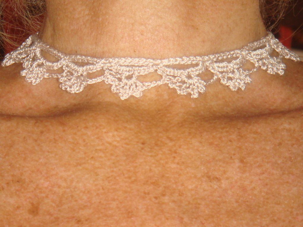 collier au crochet fermé par une bouton de nacre.