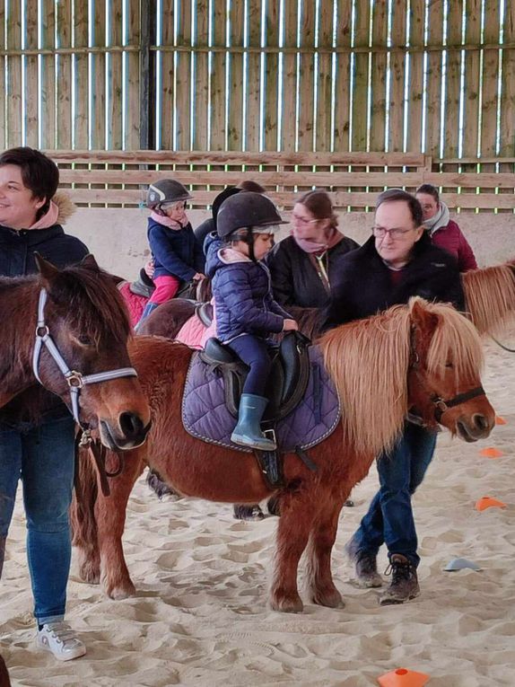 Séance 1 classe TPS PS.  Mardi 2 avril était le grand jour! Nous attendions avec impatience cette matinée poneys qui a fait plaisir à tout le monde! 3 ateliers ont été proposés : découverte de l'animal dans l'écurie, promenade à dos de poneys dans le manège, production artistique et lecture/chants dans la salle d'activité.  vivement la semaine prochaine !