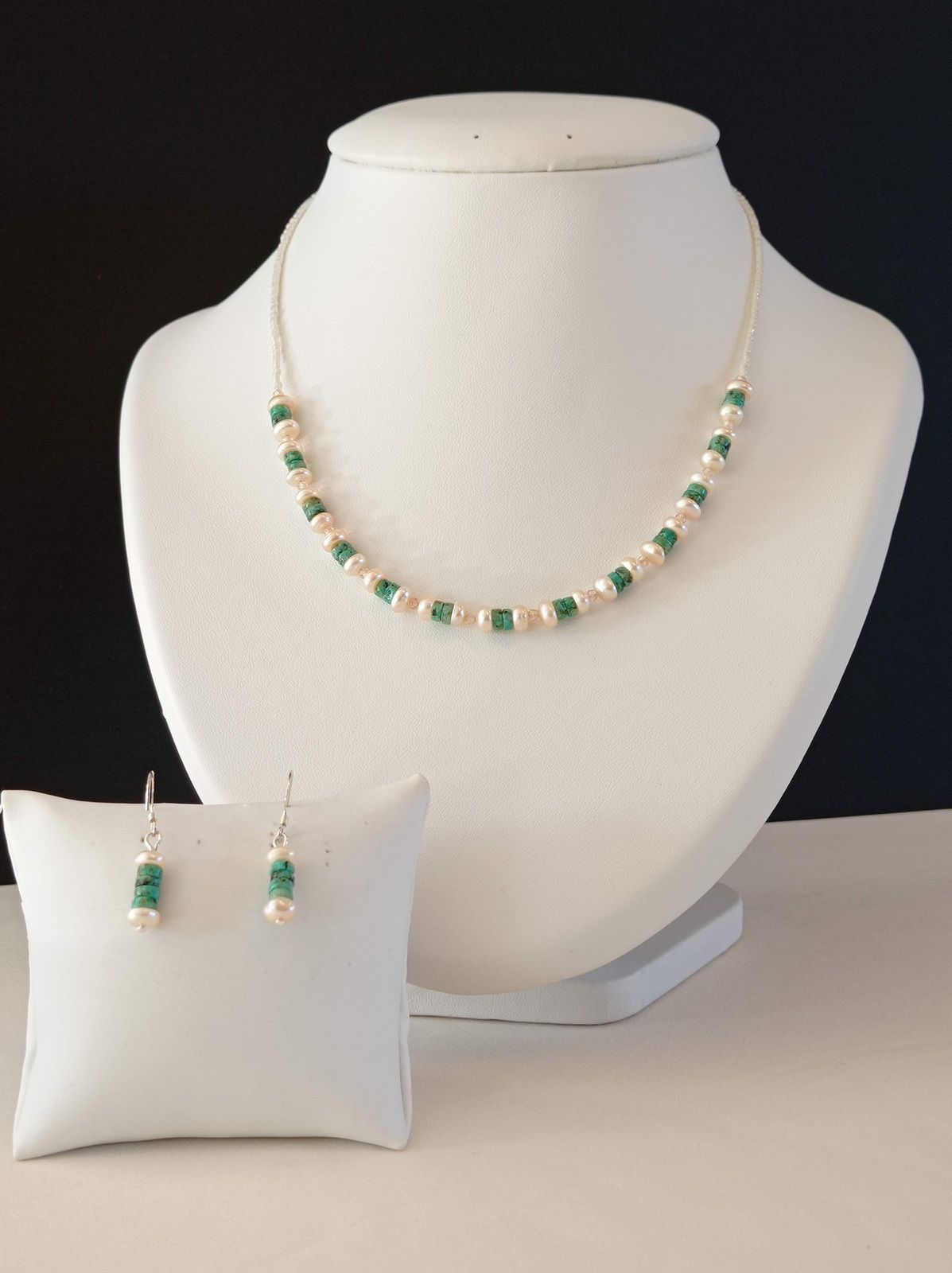 REF. VN207- Collier perles de verre, perles d'eau douce, turquoise africaine et zirconium , avec chaîne de rallonge . Long entre 39 et 45,5 cm. BO crochets argent 925- COLLIER 32€- BO 16€.