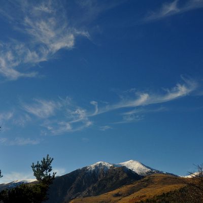 Forêt, soleil, tour de Batère, Canigou et un délice de nuages