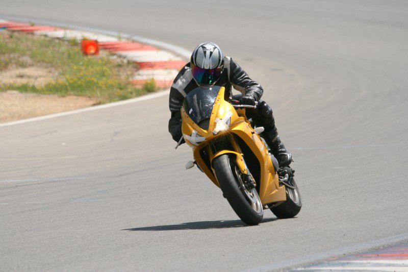 Le 19 juillet 2009, petite scéance de roulage moto au pôle mécanique d'Alès.