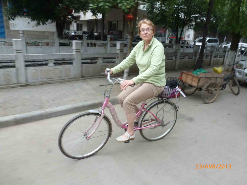 Promenade en vélo sympa dans la campagne environnante de Yangshuo.  Retour en bus à Guilin.  Visite magasin de perles d’eau de mer.  Aéroport pour Sanghaï (prononcer Chan Raï) A suivre