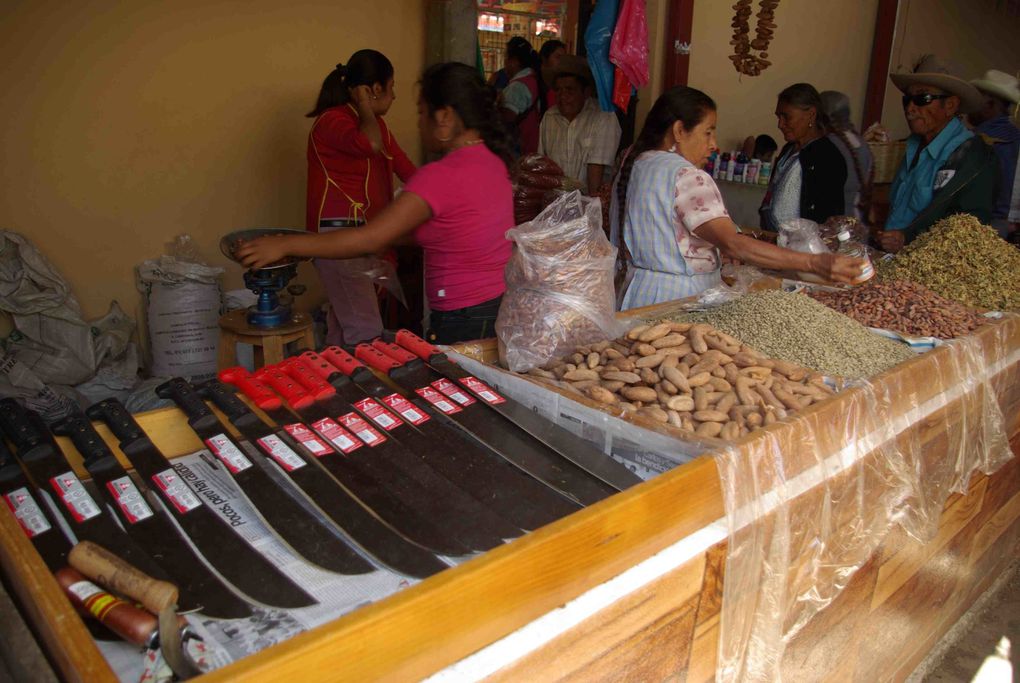A une heure de bus de Oaxaca, immense marché indien le dimanche, tous nos sens sont en éveil!