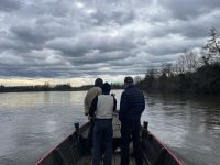 Démonstration d'un bac au bâton ferré avec la technique "en marchant", c'est le bateau qui se déplace sous les pieds de Manu