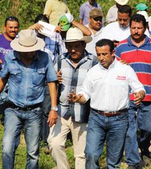 Gianni entrega bomba de riego para Ruiz y Rosamorada