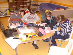 Le petit groupe réalisant des dessins de la petite horloge de bureau (Objet technique).