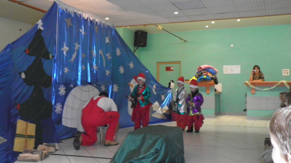 Spectacle de Noël avec toutes les classes à la salle des fêtes de St Paul