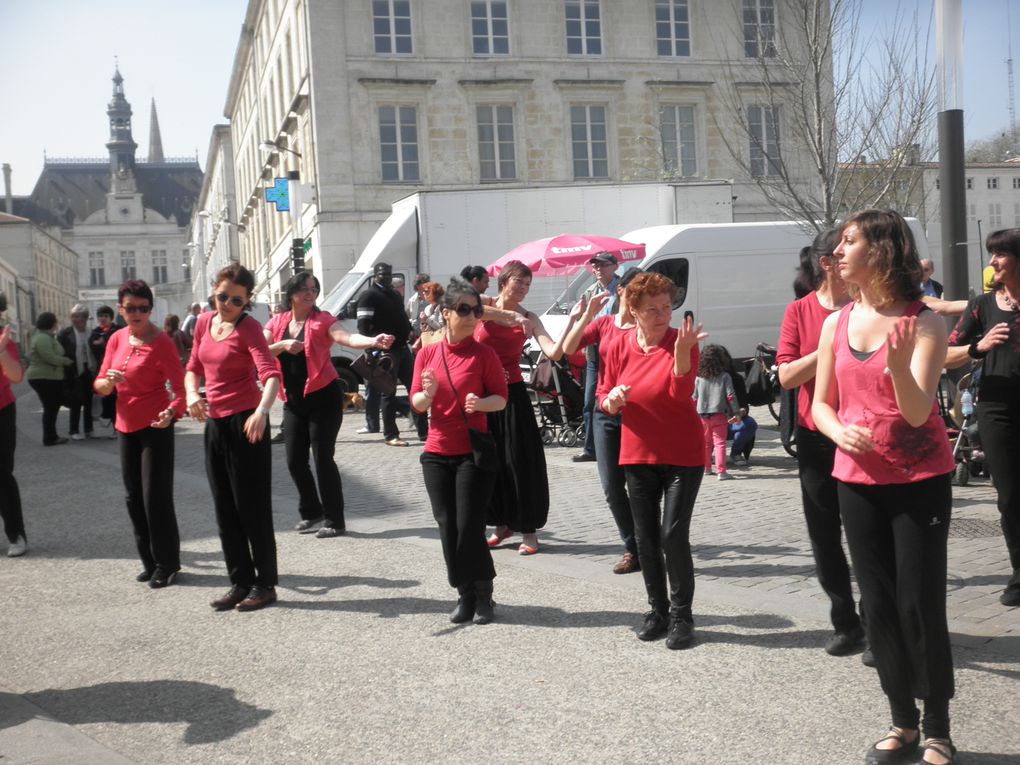 De la rue Ricard jusqu'au Marché, en rouge et et noir, Prim'ACorps suit les rythmes de ses derviches puis les percussions de Batuca Niort. Photos de Sophie!