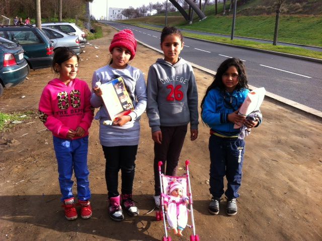 Distribution de cadeaux sur le bidonville de St Priest