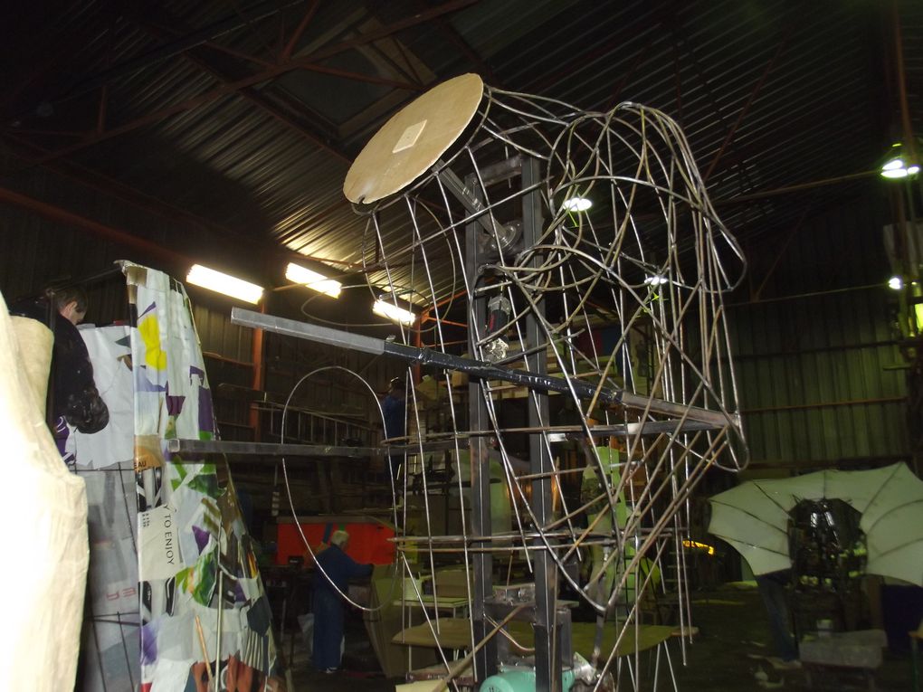 construction de la structure métallique du joueur de bongo