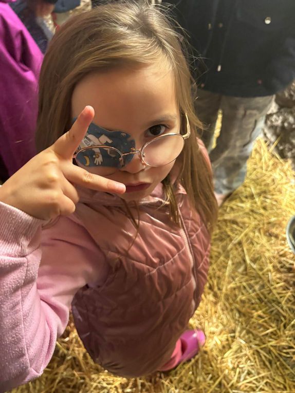 Ce matin nous avons nourri les moutons et cuisiné une recette typique. Cette après midi petite visite des animaux de la ferme. Les oiseaux  Et ensuite fabrication d’un attrape rêves et dégustation de nos rabottes ( spécialité ardennaise )