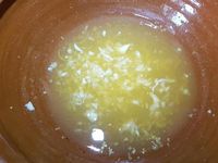 2 - Ajouter l'ail, l'huile d'olive, une pointe de piment de Cayenne, le paprika doux, le sel et le poivre. Mettre les lanières de poulet dans cette marinade, recouvrir le plat d'un film étirable et laisser mariner au réfrigérateur pendant 1 à 2 h.