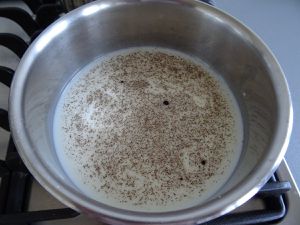 fouettez les œufs et la moitié de sucre puis ajoutez la Maïzena. Chauffez le lait avec le reste de sucre et la vanille. Portez à ébullition et ajoutez au mélange hors du feu en mélangeant.