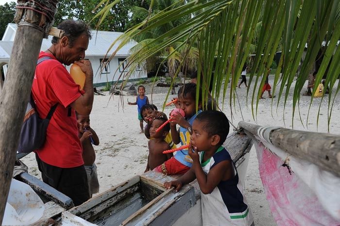 Que des atolls , Majuro tres urbanise,les gros thoniers senneurs , Jaluit , les outriggers canoes  , les restes de la guerre du Pacifique ...
