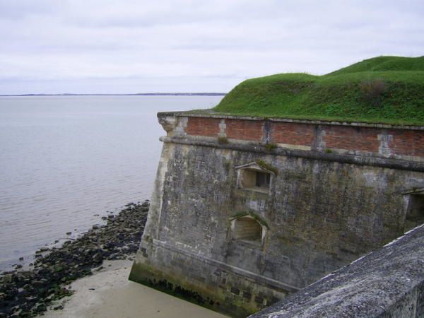 Cette balade à pied se fait à partir du viaduc en prenant le sentier du littoral jusqu'au pont Napoléon (chenal de la Brande). IL vous faudra 2 à 3 heures pour faire cette promenade via la citadelle du château et le moulin de la Côte.