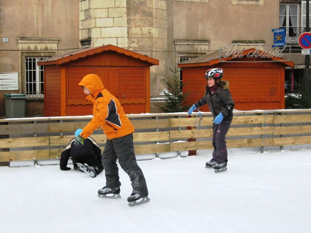 Un petit tour à la patinoire de Dole sur la place nationale. Au programme, glisse, chutes et rires !!!
